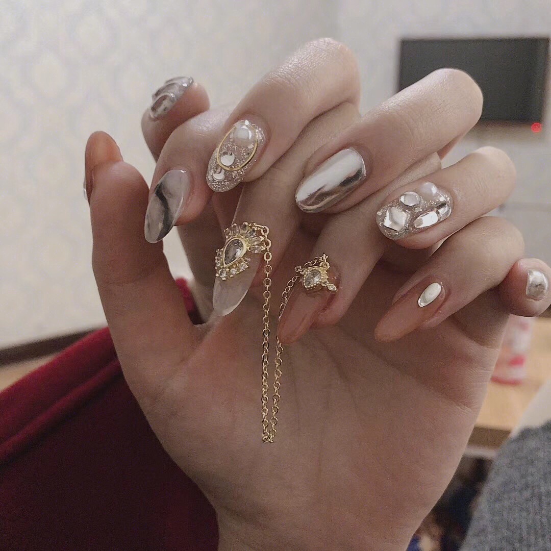 Red is passé! These white and gold bridal nail art designs are giving us  life!